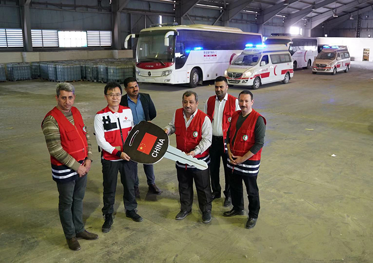 伊拉克巴士拉港，中国红十字会交付捐赠的人道救援设备。