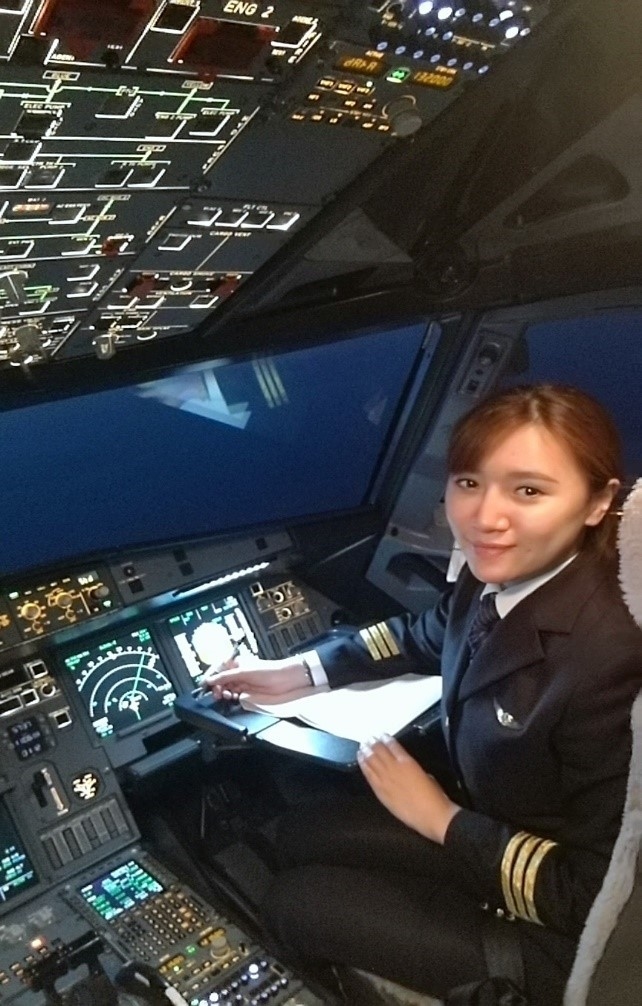 天津航空a320女飞行员安冬翱翔时保持宁静的心