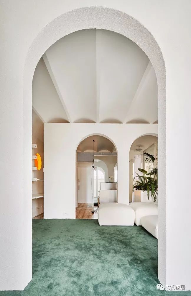 当白色拱墙遇上大叶绿植,是丛林秘境还是空中花园?