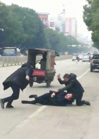 12月12日，怀化沅陵，从执法车内拍摄的男子持刀行凶视频截图。 本文图片 潇湘晨报