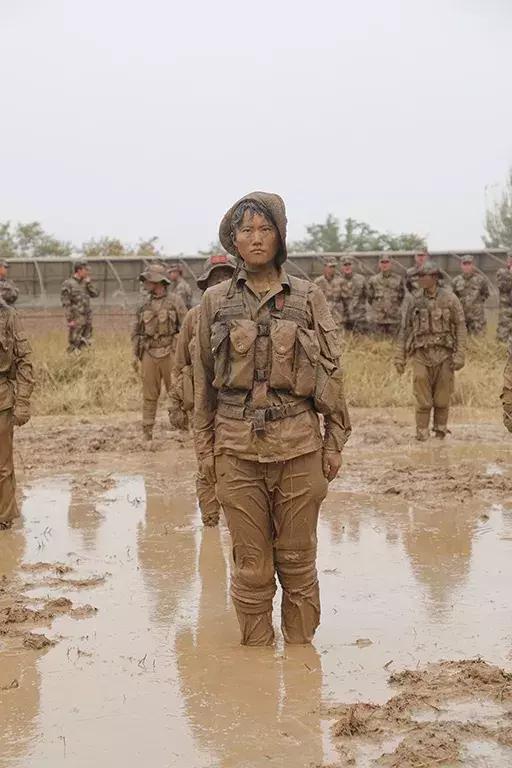 最惊艳的女兵背影这个特战女兵给你想象不到的震撼