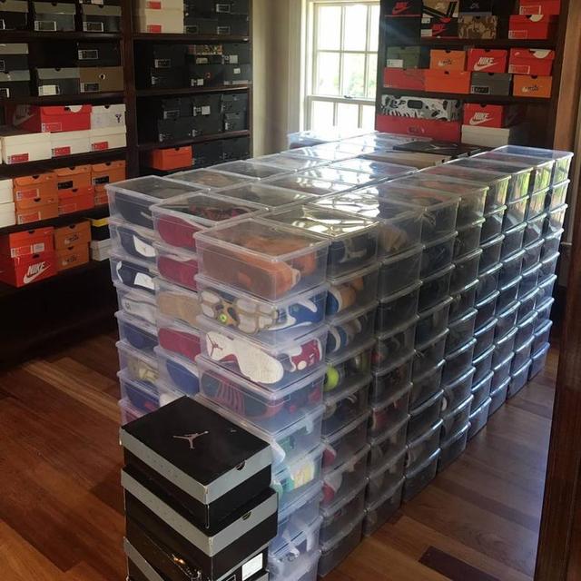 这是他亲手整理的鞋柜,看着繁而不乱的鞋盒鞋柜,也可以看出塔克对于