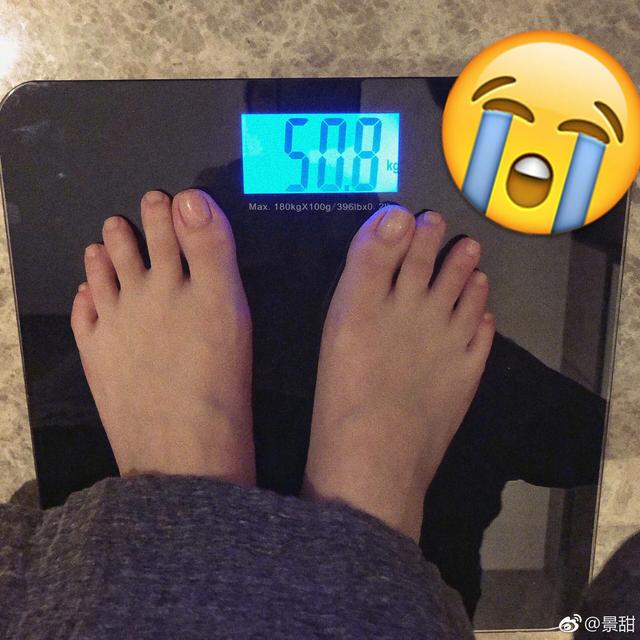杨紫趴地上耍赖拒上体重秤,景甜变胖还要撒狗粮,瘦身我只服郑爽