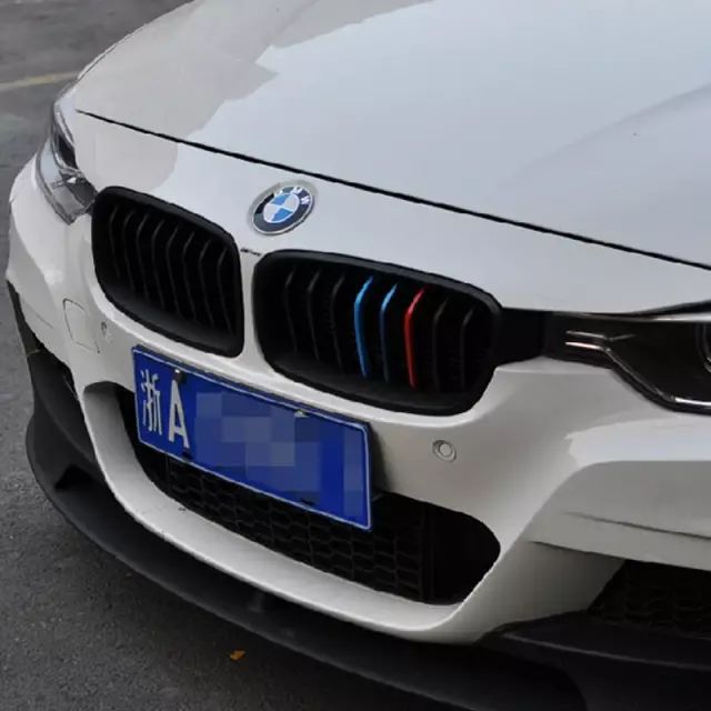 宝马进气格栅的蓝紫红三条彩色是什么意思