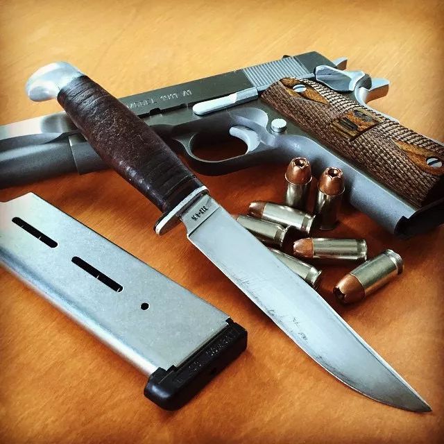 在这里是枪支与刀具的完美结合