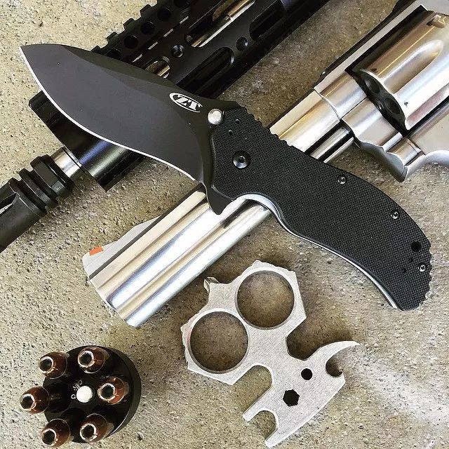 在这里是枪支与刀具的完美结合