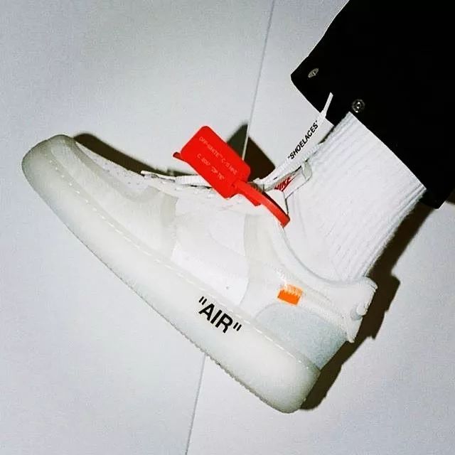 我男朋友舔鞋又闻鞋请问他是变态吗