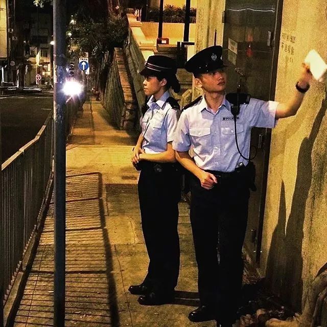 凭什么香港警察这么惹全国人民喜欢