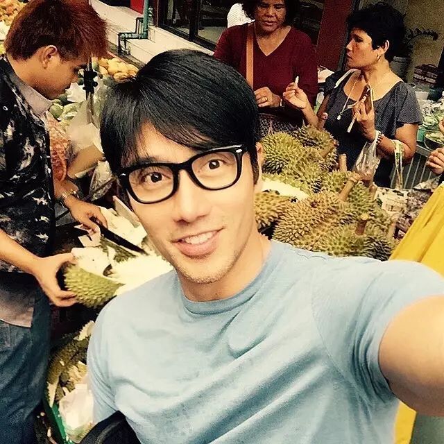 不红的歌手陈宇飞 就这样还原成很红的摄影师陈传多 最后才变成我们