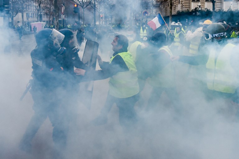 巴黎爆发50多年罕见骚乱 法国政府考虑宣布紧