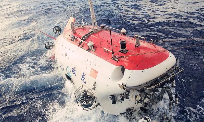 俄罗斯的和平号在1987年达到深度6000米,日本的深海6500在1989年达到