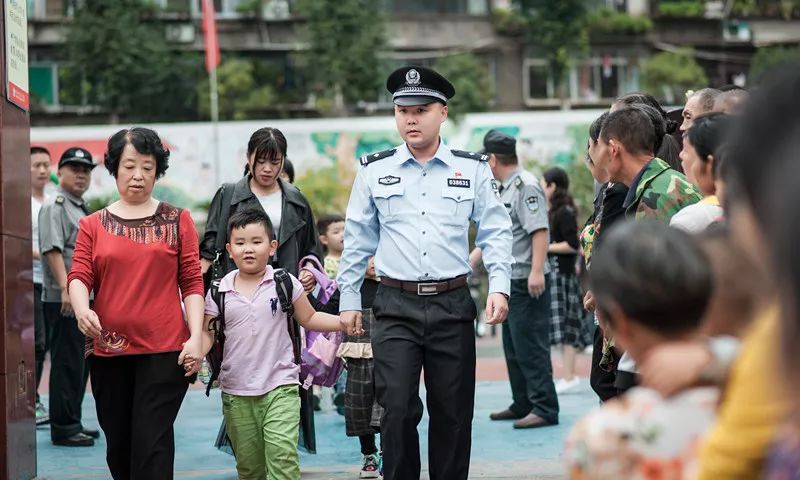 唐剑守护孩子们放学