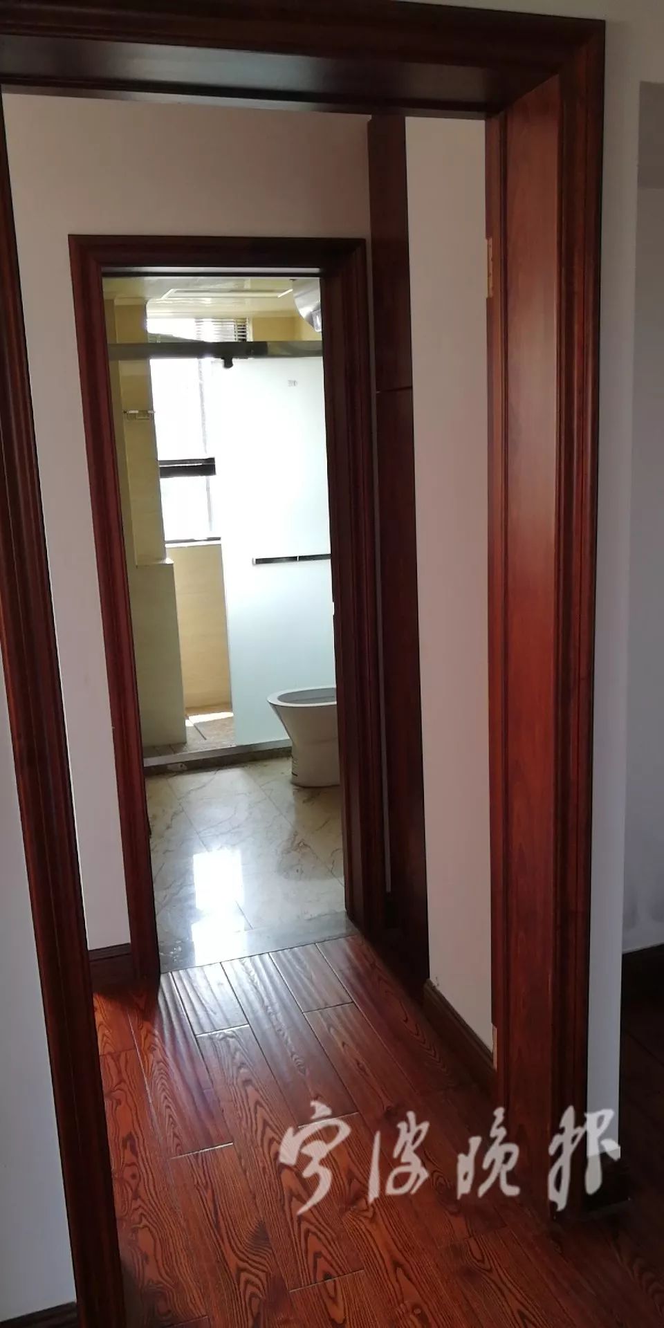 站在卧室里,可以看见淋浴房的动态