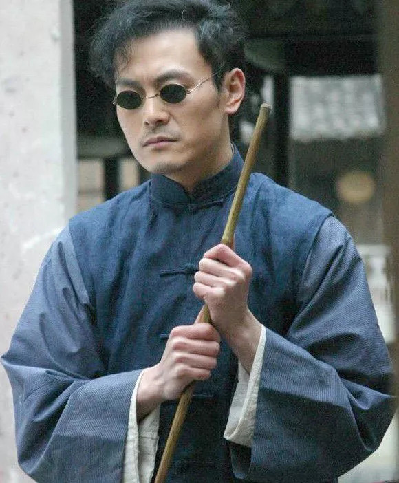 2004年他又联合黄磊,范冰冰主演电视剧《天一生水》,在剧中饰演方子文