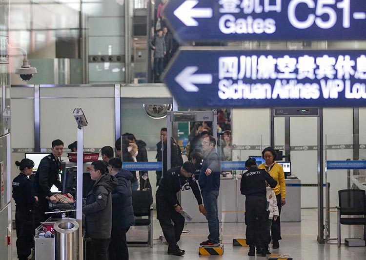 前往柜台办理托运手续的旅客排起了长队.