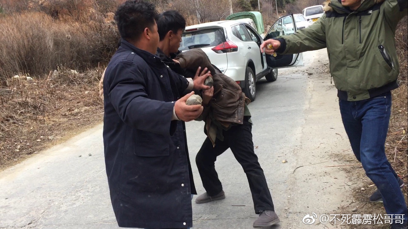 网传照片显示,双方产生纠纷冲突.图片来源:受访者微博照片