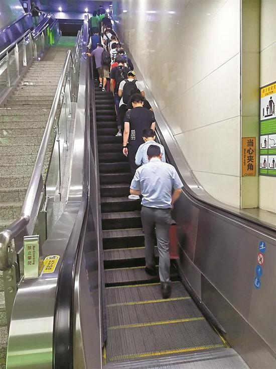 深圳乘坐扶梯不再提倡左行右立 改"站稳扶好"|电梯安全|自动扶梯|梯级