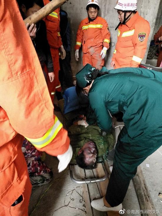南昌一工地混凝土楼梯坍塌 致工人被埋压死亡