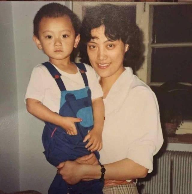 上个月黄子韬在某社交平台上晒出了与表哥姜彭的童年合照,照片上韬韬