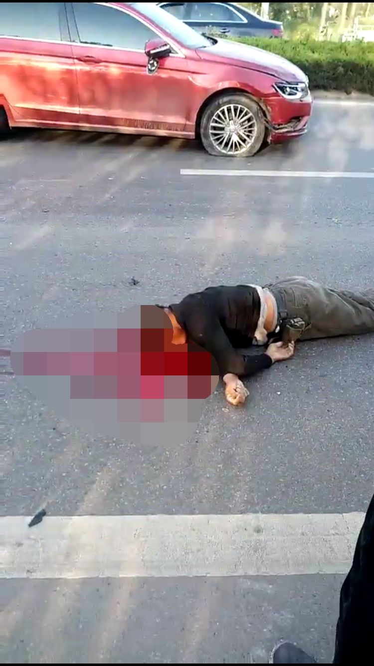 多周庄镇周边路,一男子横穿马路被正在行驶的红色小轿车撞到,当场死亡