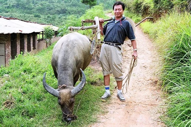 廖伟雄早年在农场留影谈未来推广分享两不误随着业务扩大,如今公司