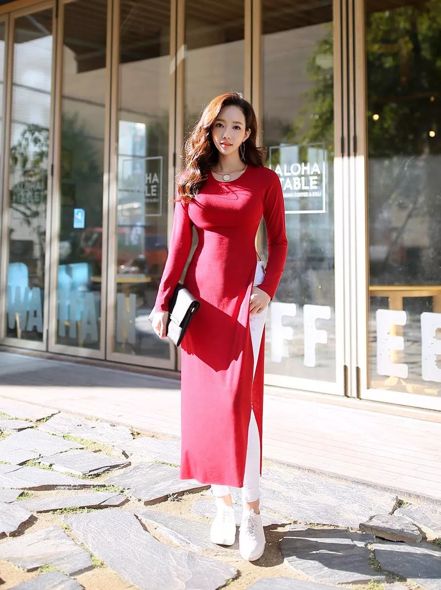 纯福利 | 穿红衣服的美女,玲珑有致的身材让人难以 . .