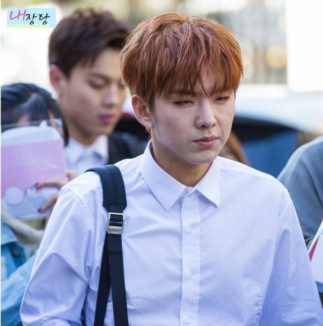 monsta x的刘奇贤,看上去不只是皮肤差了,好像困得睁不开眼睛一样