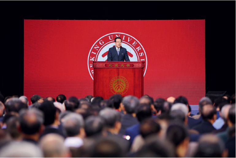 2018年5月4日，时任北大党委书记的郝平在北京大学建校120周年纪念大会上。图/视觉中国