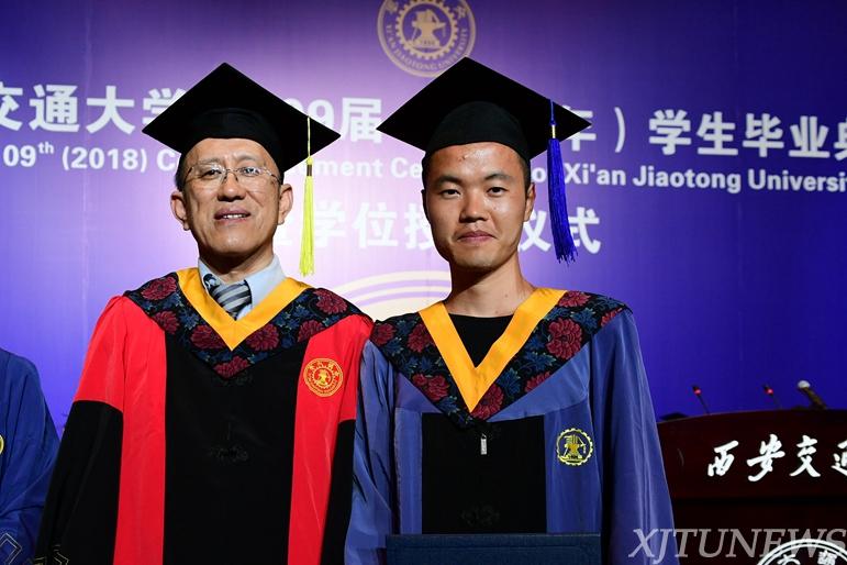 西安交通大学2018年研究生毕业典礼暨学位授予仪式隆重举行