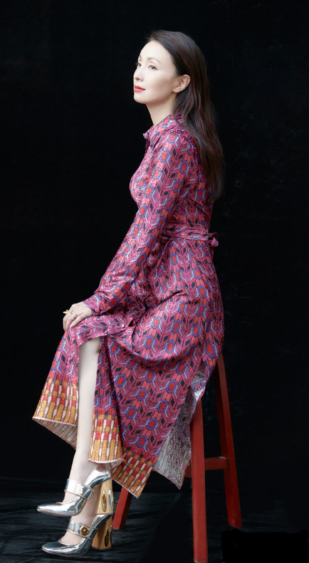 47岁小陶虹拍摄杂志,印花长裙搭配披肩长发,美得像从画里走出来一样