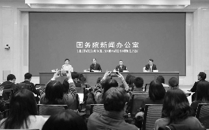 25日，中国银保监会在国新办召开新闻发布会。银保监会三位副主席王兆星、周亮、梁涛回答记者提问。记者 史丽 摄