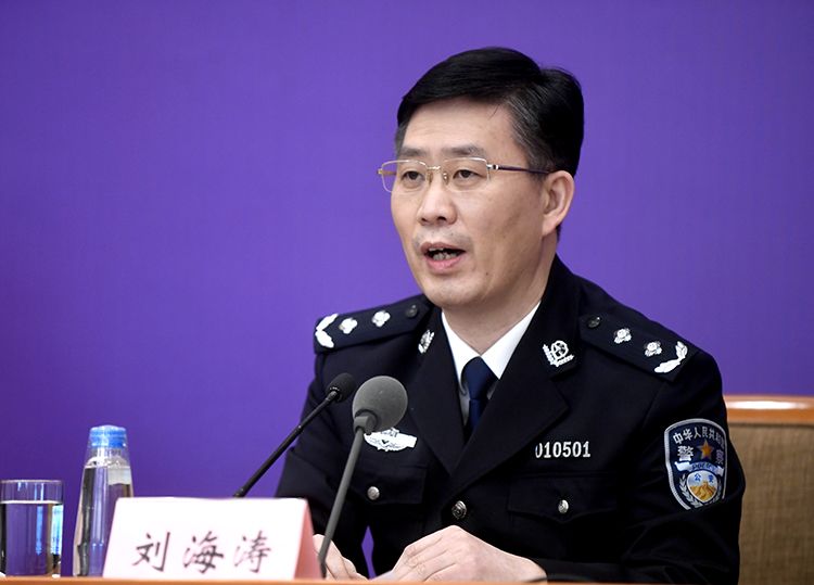 国家移民管理局边防检查管理司司长刘海涛回答记者提问.