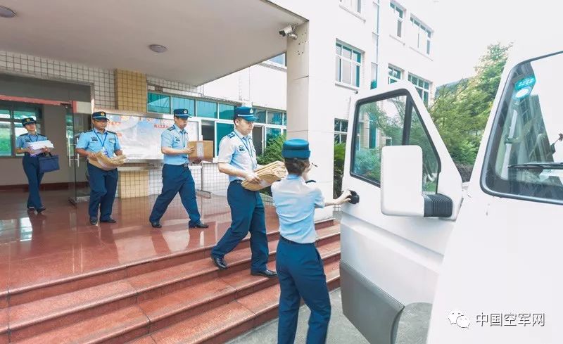 没有家长,纠察的钢盔铮亮……|空军|纠察|钢盔_新浪军事_新浪网