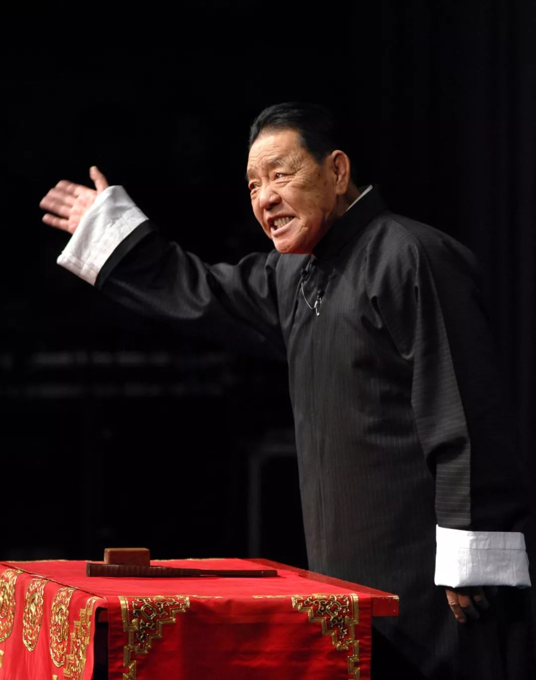 2010年1月9日,著名评书外演艺术家单田芳在贺岁舞台剧《乌盆记》中外演评书《七侠五义》选段。新华社发(赵惠祥 摄)