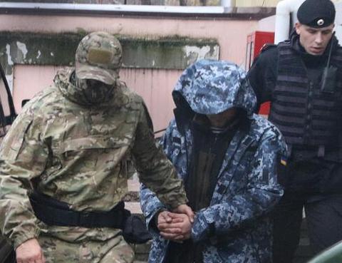 被扣押的乌克兰船员。（图：塔斯社）