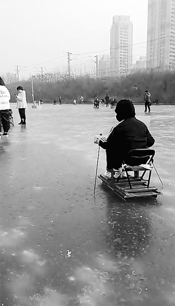 前关湿地公园的冰面虽然冻了,但部分地方还很薄。
