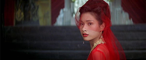 不同于今时今日一水儿追求"少女感"的花旦,杨恭如可以在妩媚和可爱