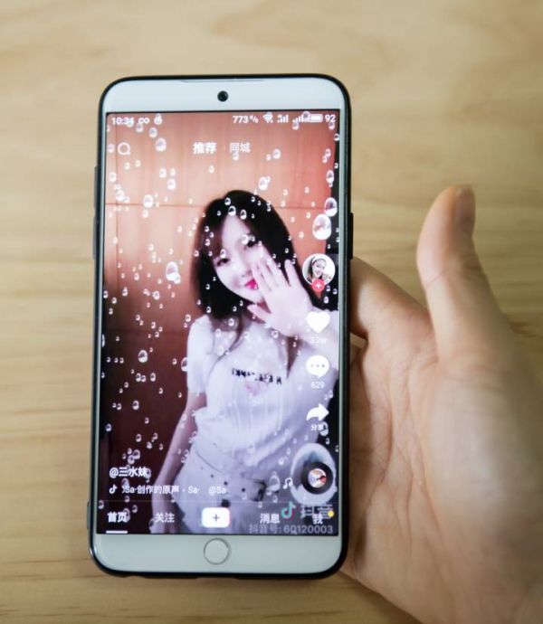用户可使用抖音创建时长为15秒的视频,并发布在自己的主页上(图片来自西班牙《国家报》网站)