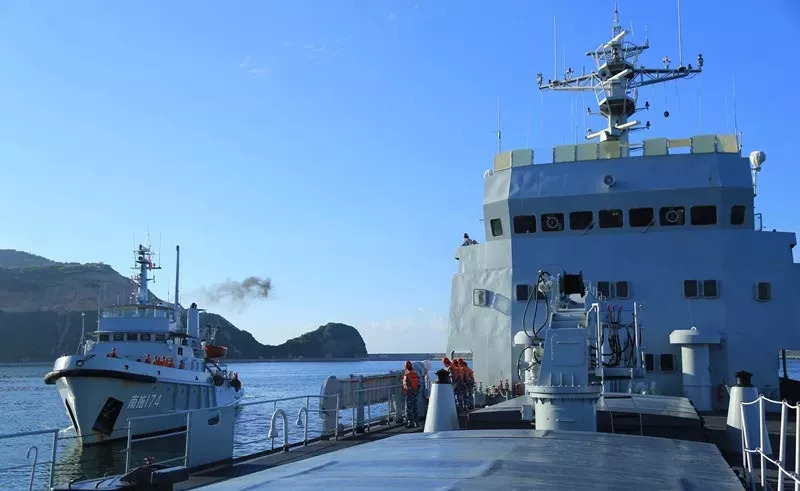 南海舰队某勤务船大队组织舰艇编队海上训练