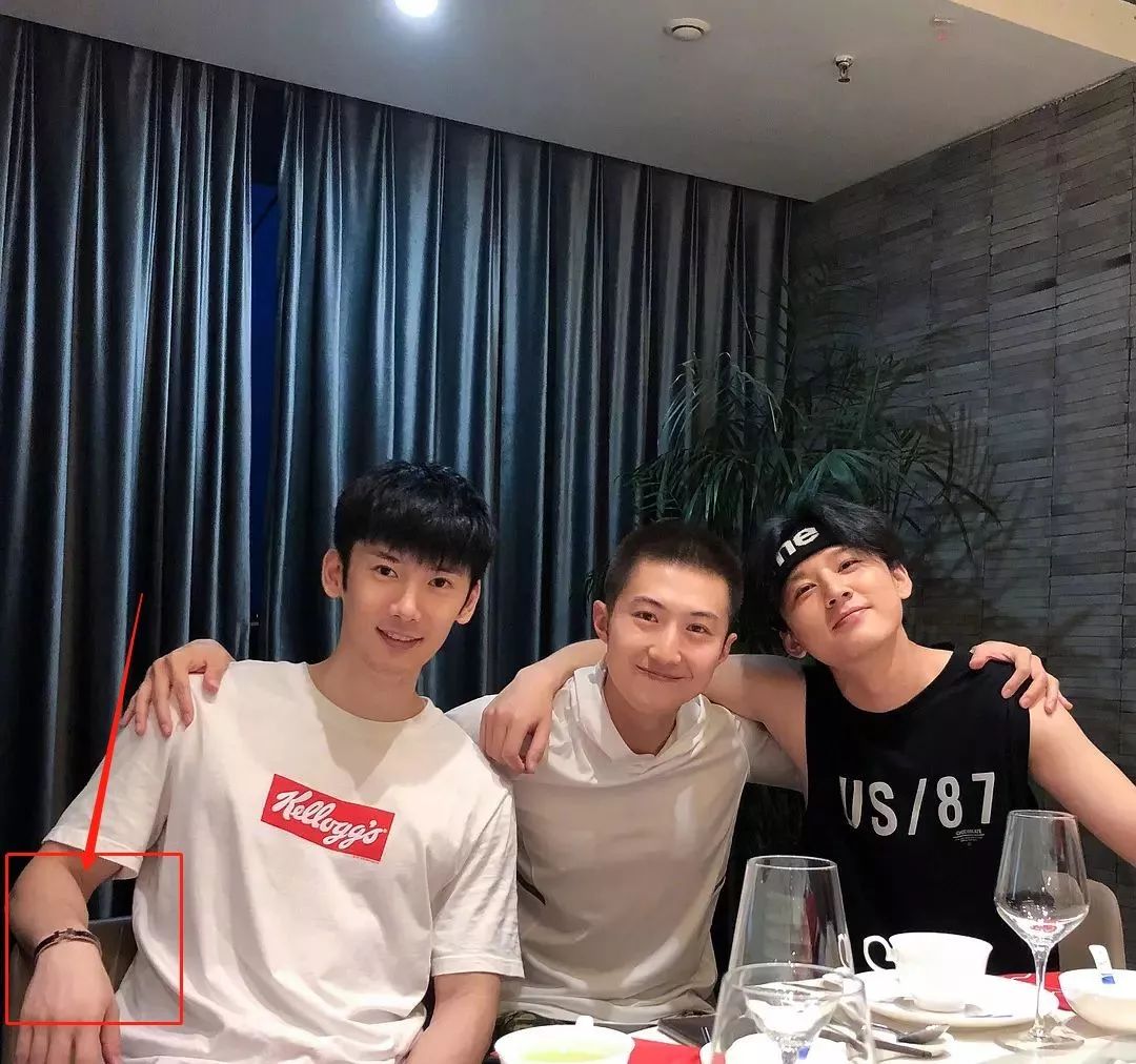 在晒出的照片中还被眼尖的网友发现两人戴同款爱马仕手镯,男生黑色