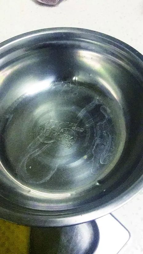 哈尔滨一小区居民反映自来水混浊有异味接出半盆水一看太恶心