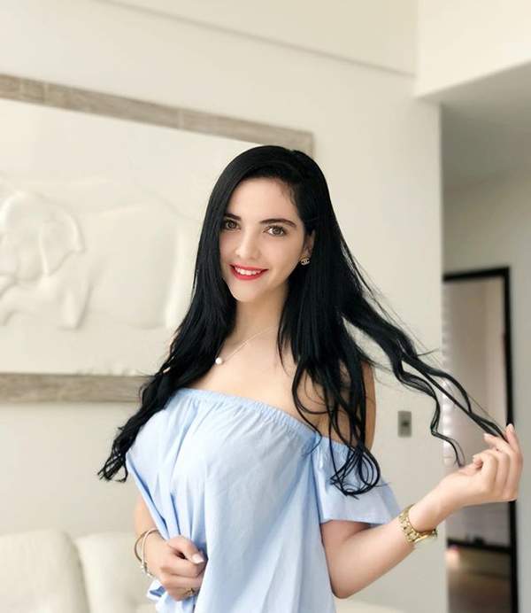 墨西哥电眼正妹福利美照前凸后翘胸猛十足