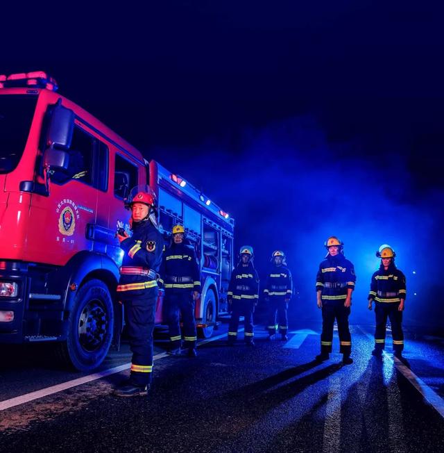 大同消防英雄"最美逆行"照曝光|消防|消防员_新浪新闻