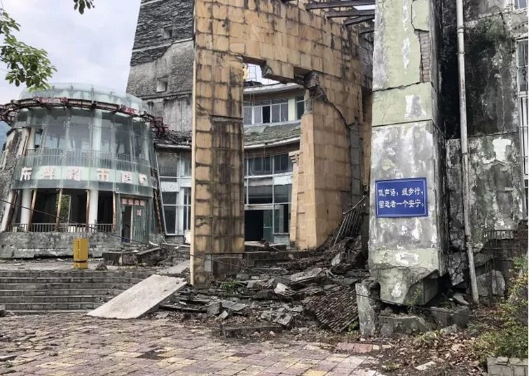 北川老县城因为毁坏太严重,已没法再重建,就整个围起来,作为地震遗址.