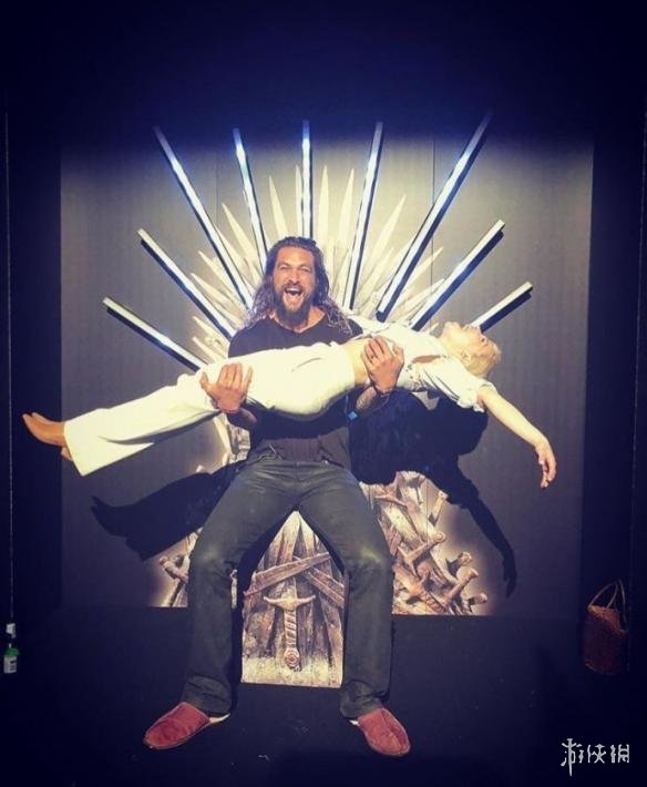 权力的游戏第八季杀青龙母男演员怀中翘臀抢镜