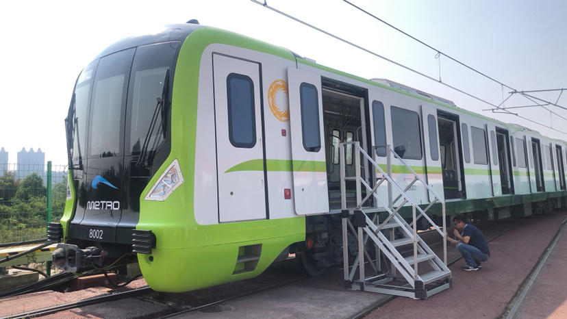 成都地铁喜提新车!8号线"小草绿"来了!|调试|列车|车辆_新浪新闻