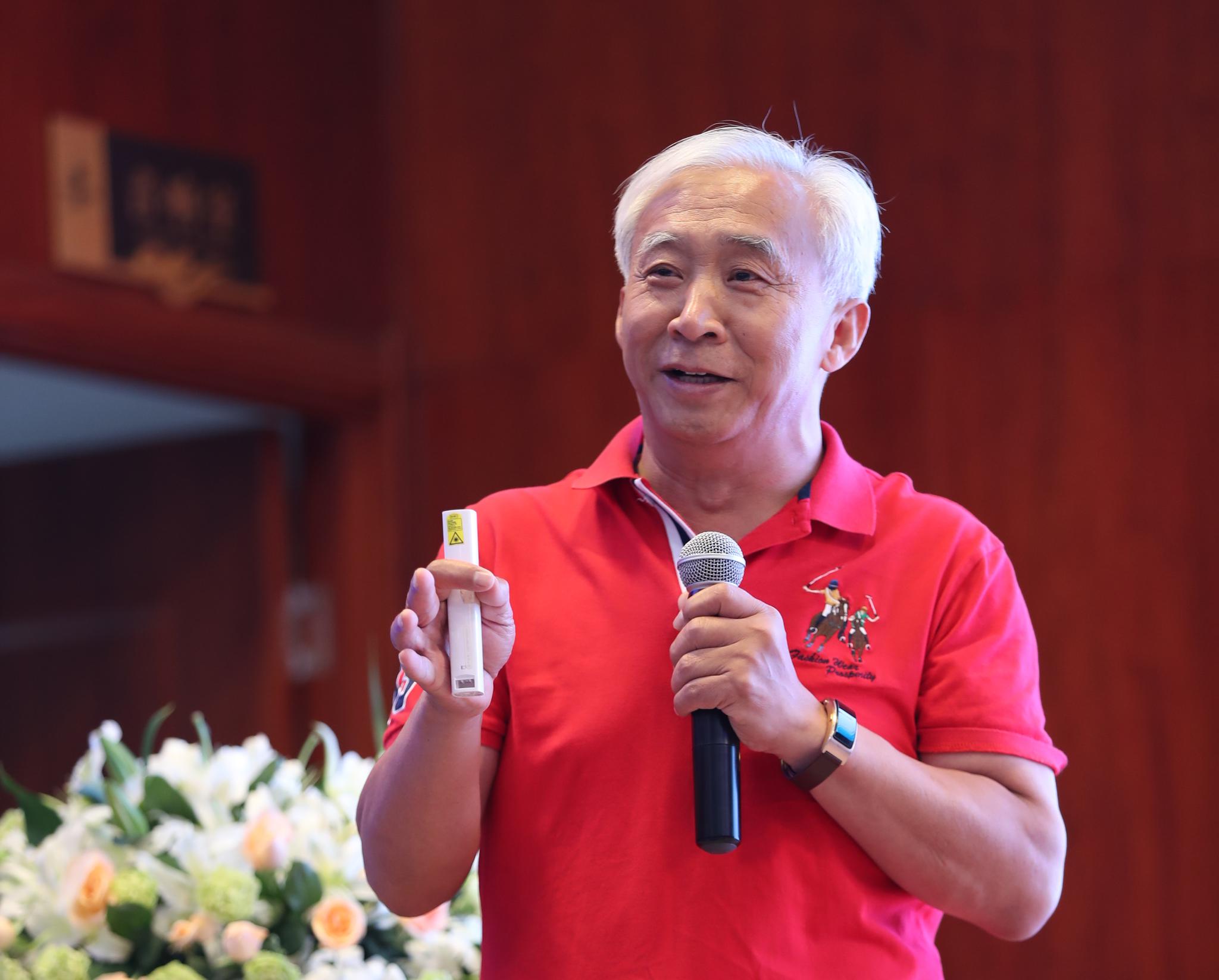 孙建设在苹果园里种出农村特色产业