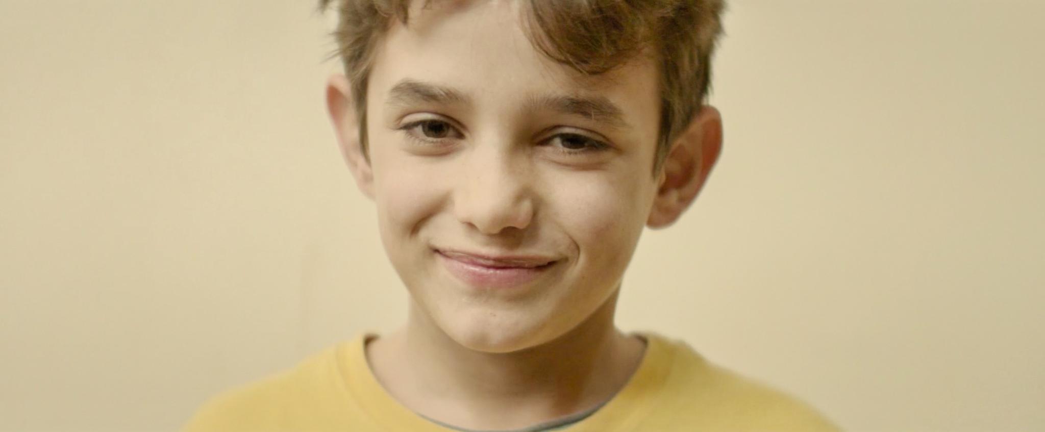 影片结尾定格在小男孩赞恩拍摄护照照片的微笑中,也是影片中他唯一