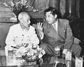 　1958年11月，在主席宫会面的胡志明和金日成。