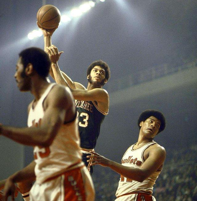 nba贾巴尔曾和李小龙对战过?不仅打过,还成为了好朋友!
